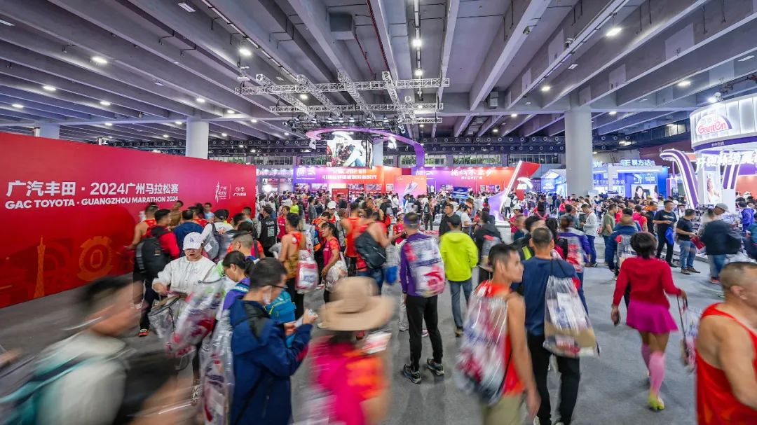 两位体坛巨星会面，樊振东欢乐开怀非常松驰，齐达内眼中充满欣赏